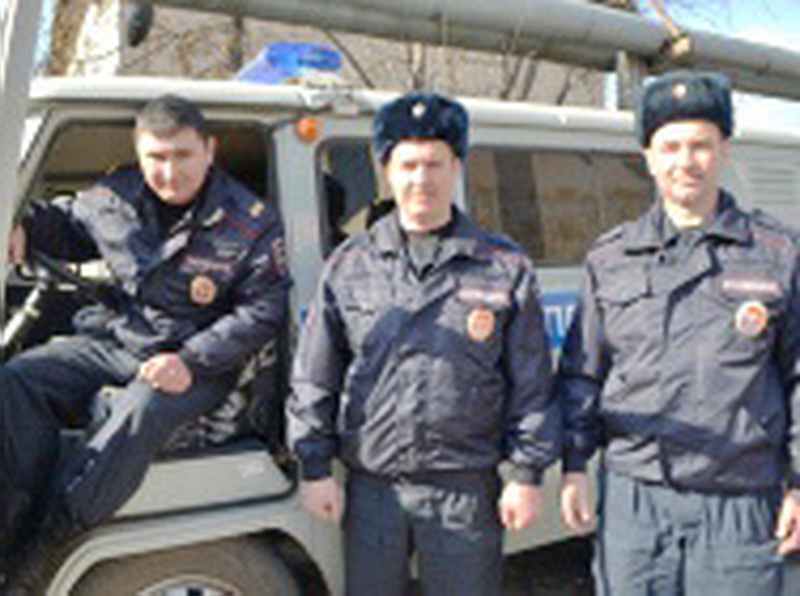 В Кемеровской области награждены трое полицейских, которые спасли двух мужчин на пожаре