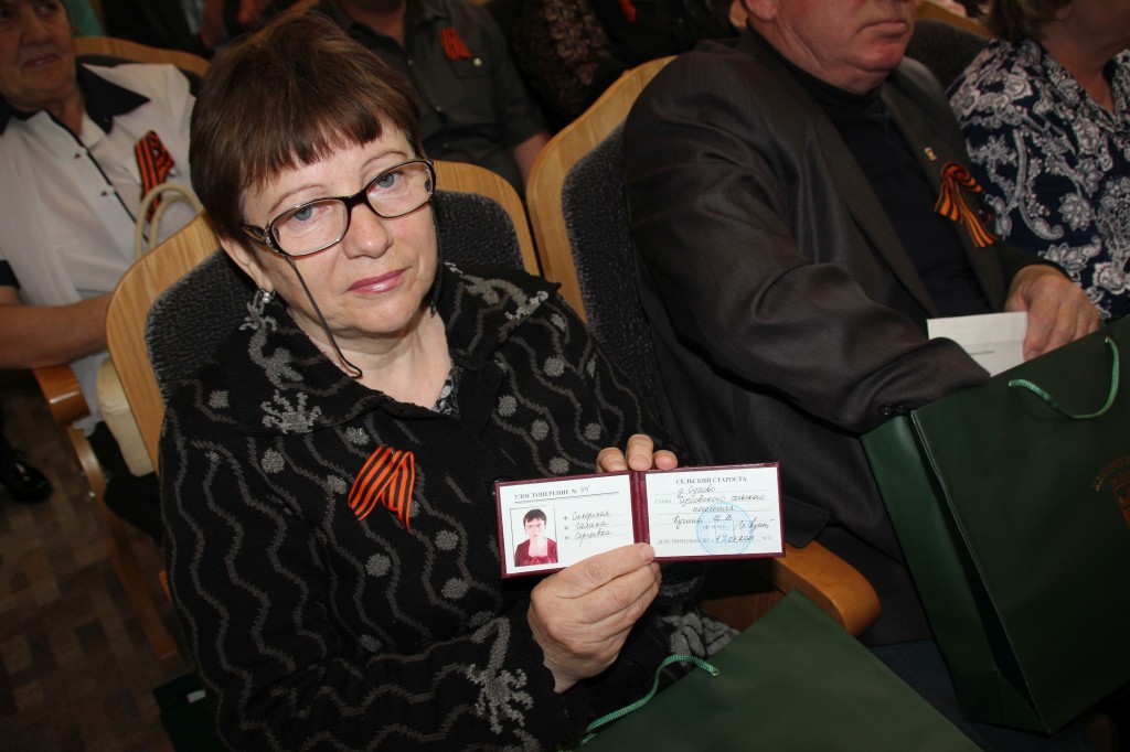 50 старост малочисленных сел Кемеровского района первыми получили удостоверения