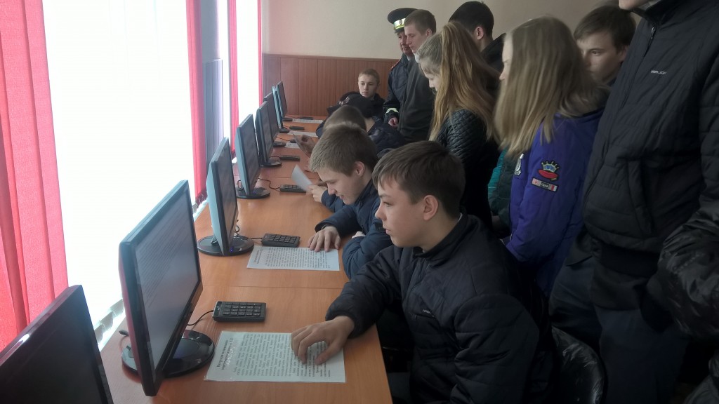 Инспекторы ГИБДД провели обучающую экскурсию для старшеклассников Прокопьевска