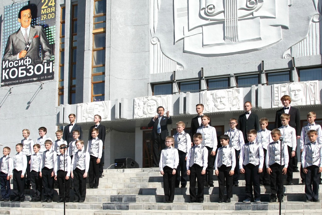 Иосиф Кобзон выступил с кузбасскими хоровыми коллективами на площади перед государственной филармонией Кузбасса
