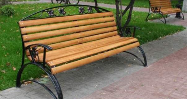 Новые скамейки и урны появятся в таштагольских дворах – победителях муниципального конкурса благоустройства