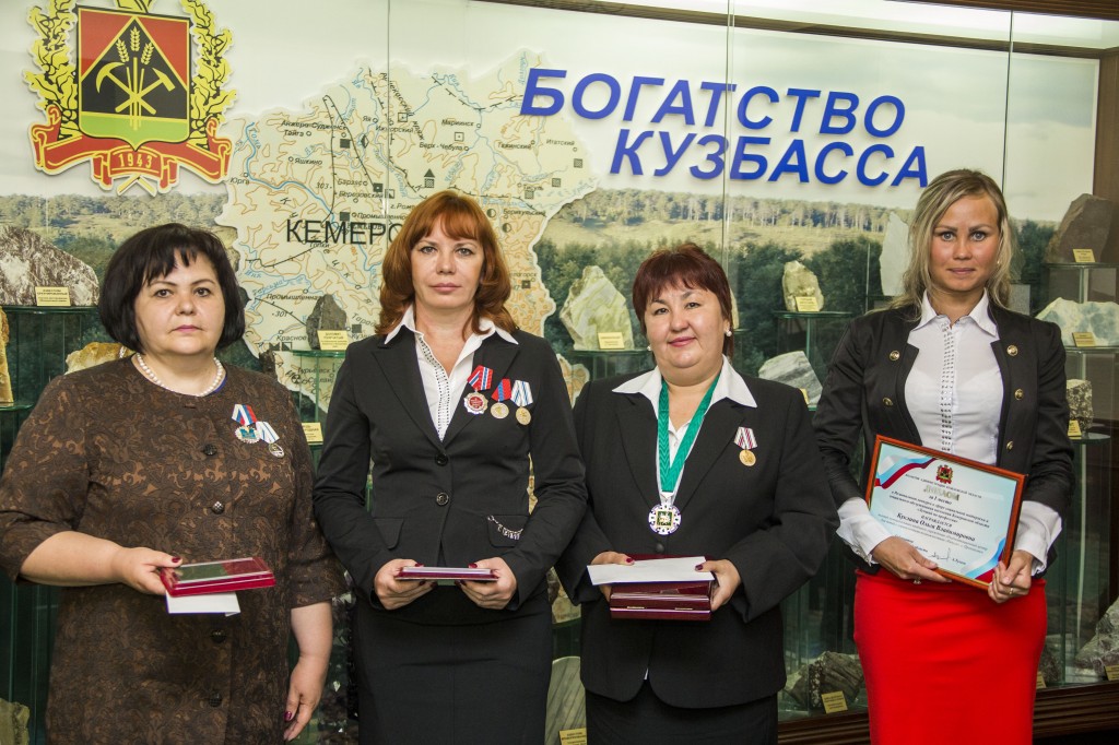 Аман Тулеев вручил высокие областные награды лучшим специалистам системы социальной защиты населения