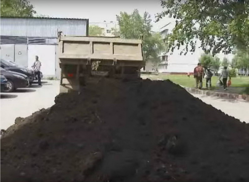 В Берёзовском начался завоз чернозема в палисадники многоквартирных домов