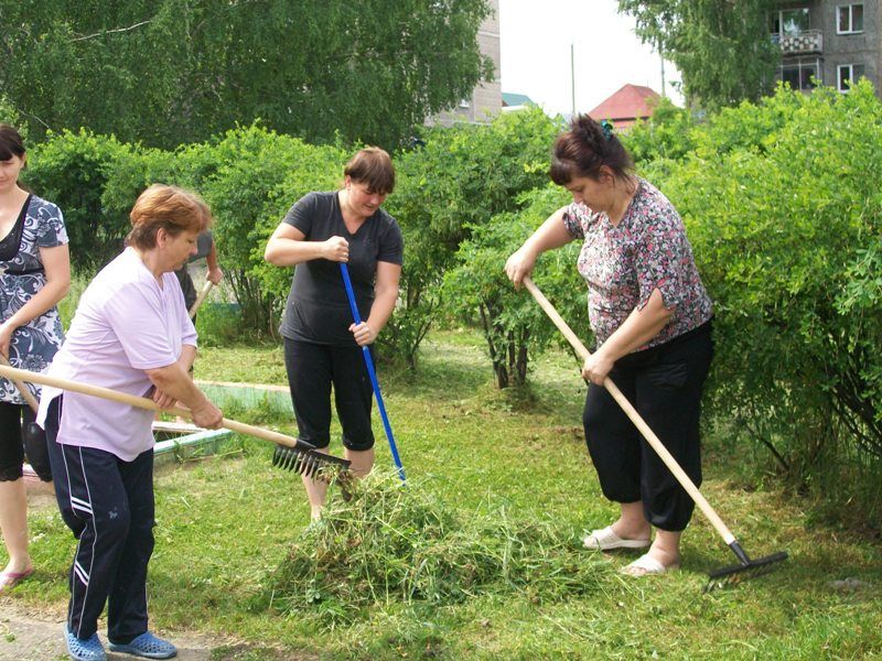 В традиционную «тулеевскую пятницу» добровольцев убирали мусор, косили траву, высаживали цветы