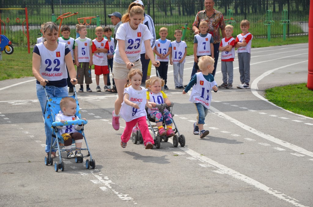 Спортсмены от 1 года до 67 лет приняли участие в легкоатлетическом забеге в Полысаеве
