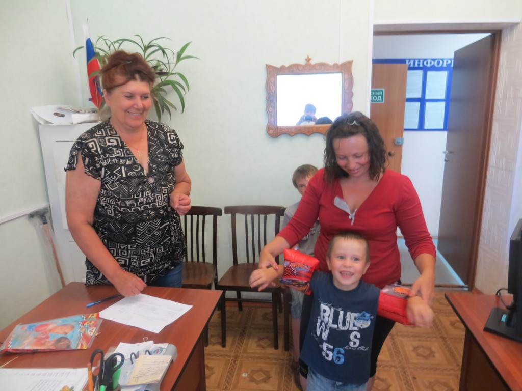 Родители из Новокузнецкого района получили нарукавники для безопасного отдыха детей на воде