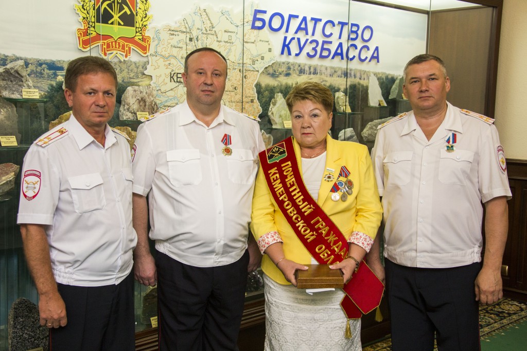 Губернатор Аман Тулеев вручил областные награды сотрудникам Госавтоинспекции Кузбасса