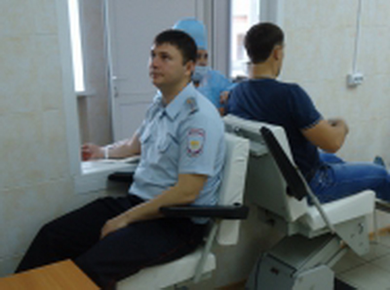Кузбасские полицейские в рамках Всемирного дня донора сдали 50 литров крови