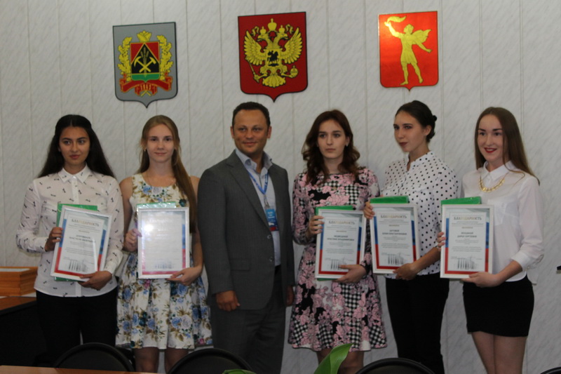На встрече с главой города лучшие выпускники Полысаева написали свою мечту и запечатали её в конверт