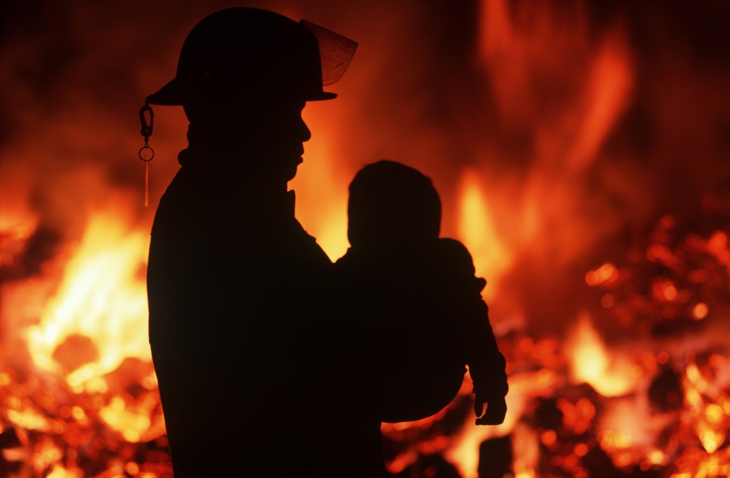 По решению Амана Тулеева семь пожарных награждены в Юрге за спасение ребенка