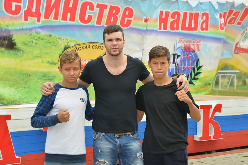 Тайбоксер Артем Левин встретился с детьми в лагере «Ратник» Междуреченска 