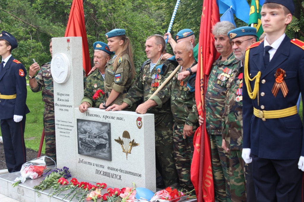 Памятник воинам ВДВ открылся в Киселевске в День воздушно-десантных войск