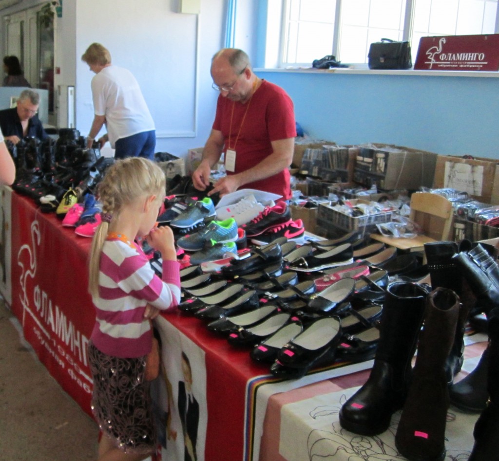Более 70 семей из Березовского приобрели товары на ярмарке «1 сентября – каждому школьнику»
