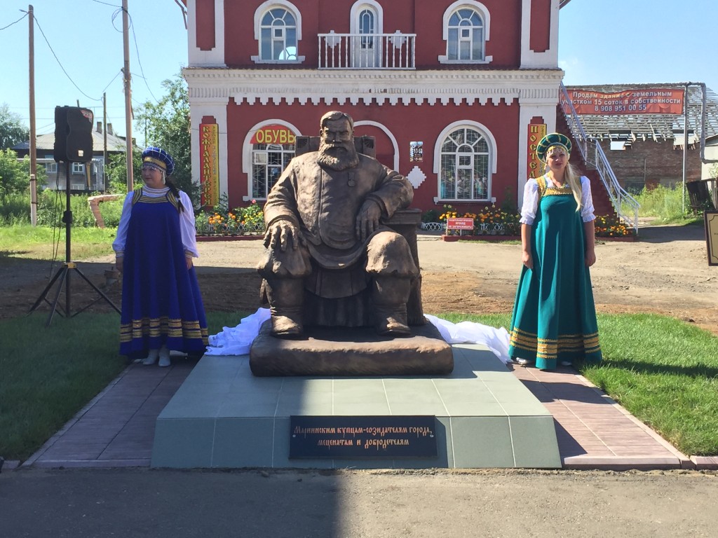 Скульптура «Купец» украсила Мариинск к 160-летнему юбилею