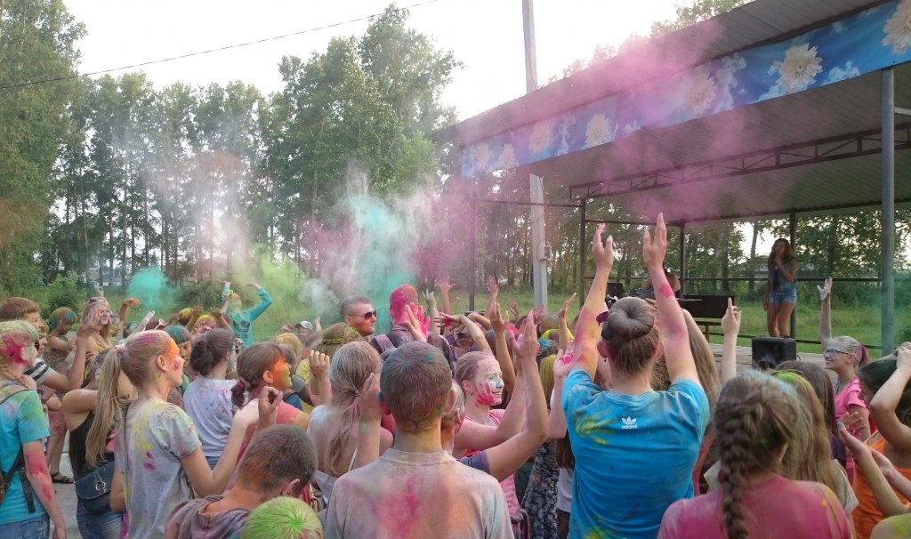 В Тяжинском районе провели молодежный праздник красок Холи, а в Таштаголе – детский флешмоб