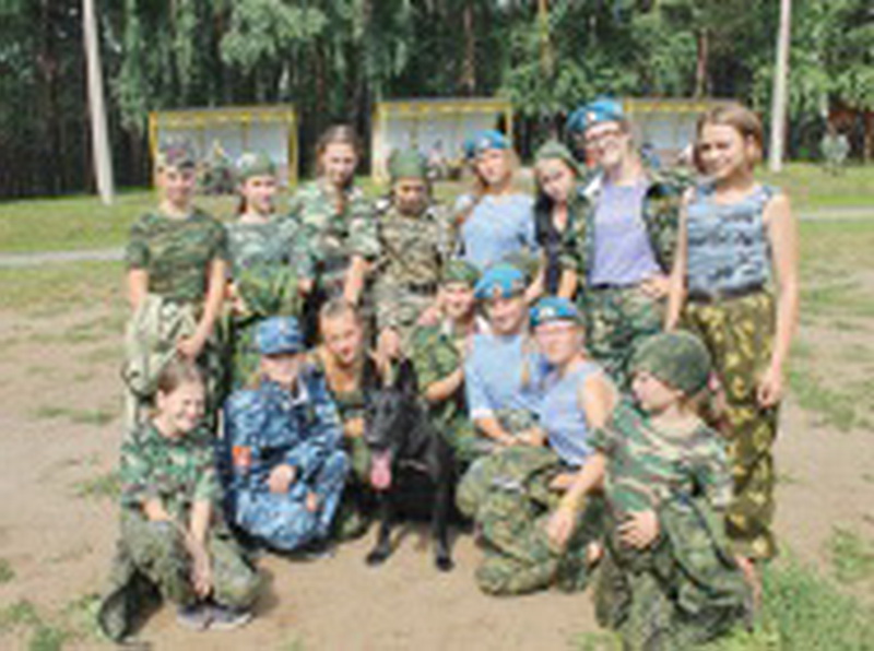 В Кузбассе кинологи провели мастер-класс для воспитанников военно-спортивного лагеря «Разведчик»