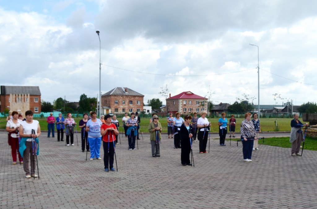 Жители Тяжинского района осваивают технику скандинавской ходьбы