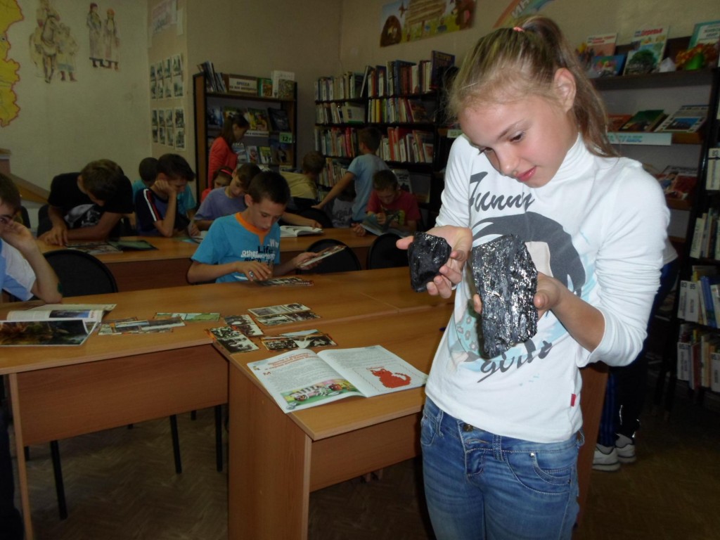 В библиотеке Кемерова школьники ознакомились с горняцким трудом