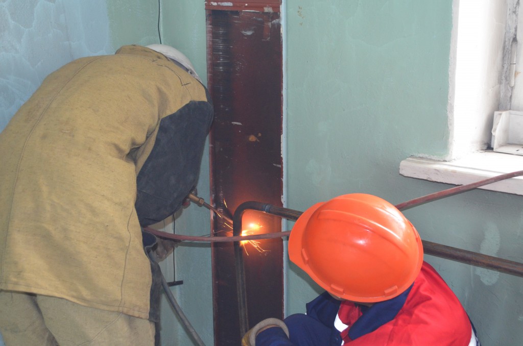 Участники конкурса профмастерства среди коммунальщиков заканчивают ремонт систем теплоснабжения на соцобъектах