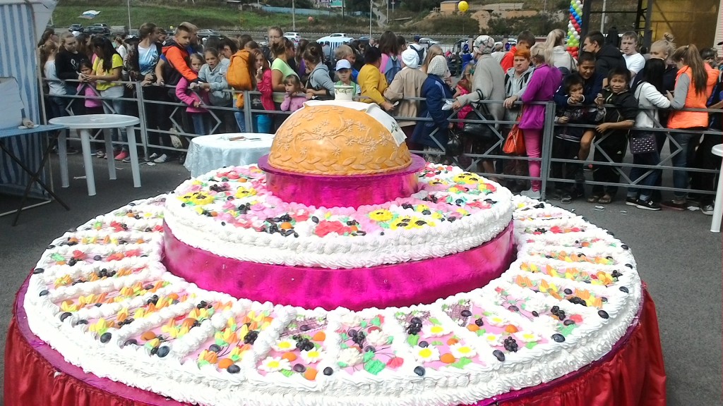 Жители Таштагола отпраздновали День города 230-килограммовым тортом