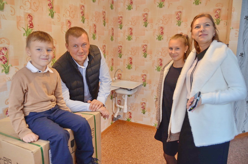 Переселенцы из аварийного жилья отпраздновали новоселье в Прокопьевске