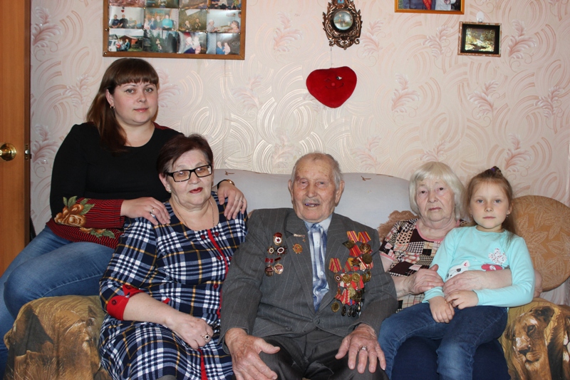 Участник Великой Отечественной войны Сергей Большанин из Мысков отметил 90-летний юбилей