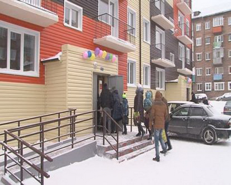 Переселенцы из аварийных бараков получили благоустроенное жилье в Прокопьевске