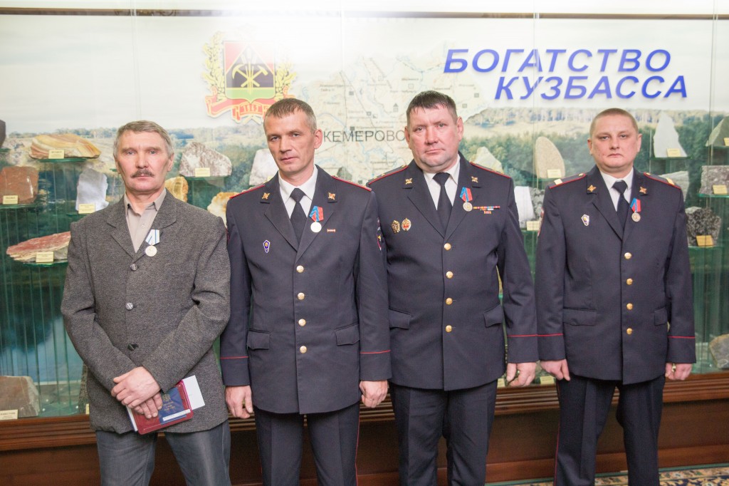 Кузбасские полицейские отмечены областными наградами за спасение людей на пожаре