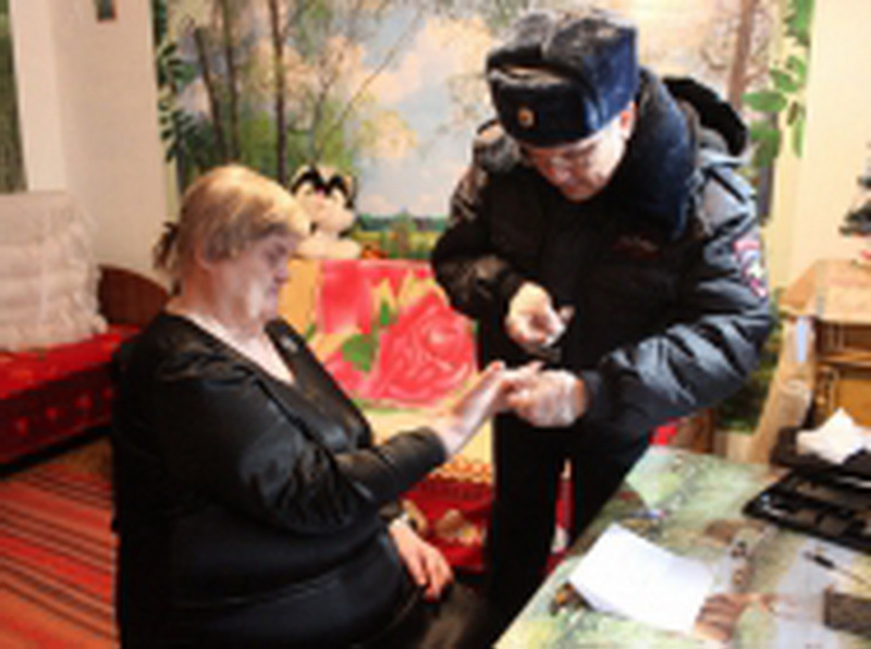 Кузбасские полицейские оказывают госуслуги маломобильной категории граждан с выездом на дом