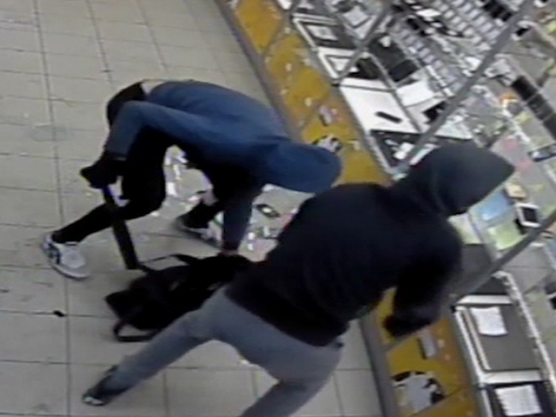 Новокузнецкие полицейские устанавливают личности налетчиков, напавших на магазин