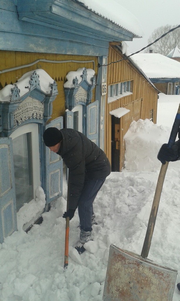 Ветеранам и одиноким кузбассовцам помогают убирать снег волонтеры и сотрудники соцзащиты