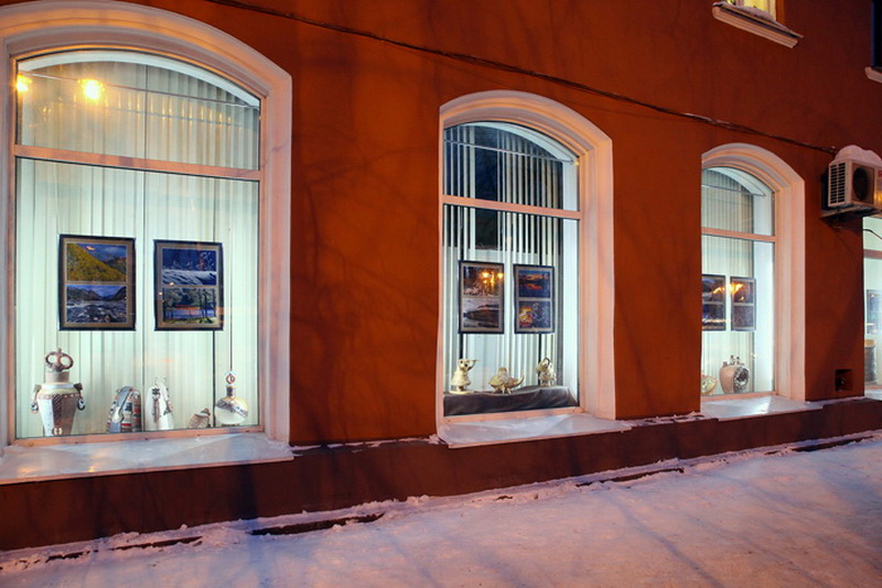 В Кемерово музейные окна стали выставочной площадкой 