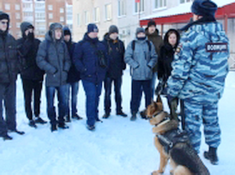 В Березовском участники «Студенческого десанта» примерили бронежилеты, научились разбирать табельное оружие и сдали отпечатки пальцев