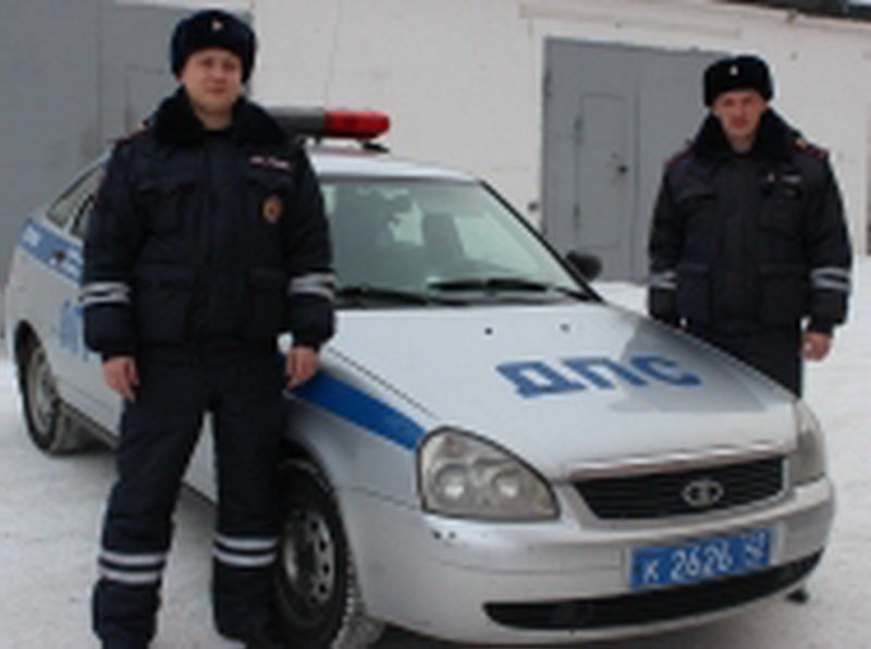 В Топкинском районе экипаж ГИБДД оказал помощь двум водителям, попавшим в сложную ситуацию на дороге
