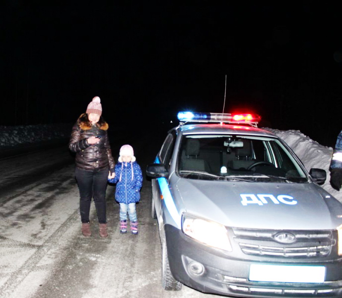 В Кузбассе сотрудники ГИБДД помогли замерзающей автоледи и ее маленькой дочери