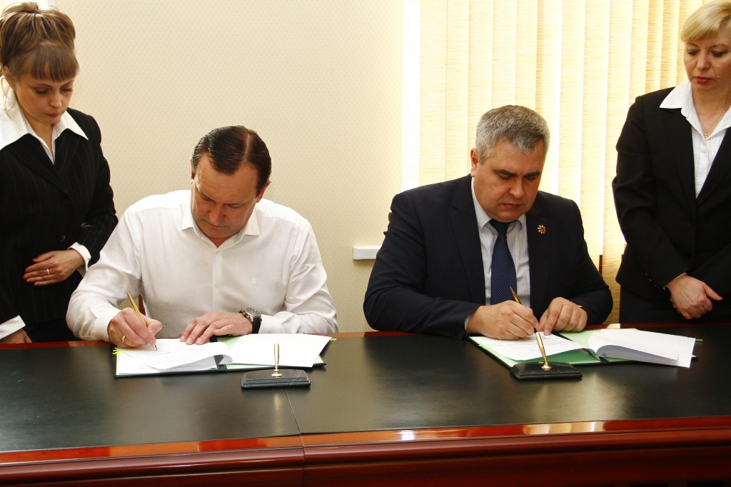 Областная администрация подписала соглашение о социально-экономическом сотрудничестве на 2017 год с ООО «Энергоуголь»