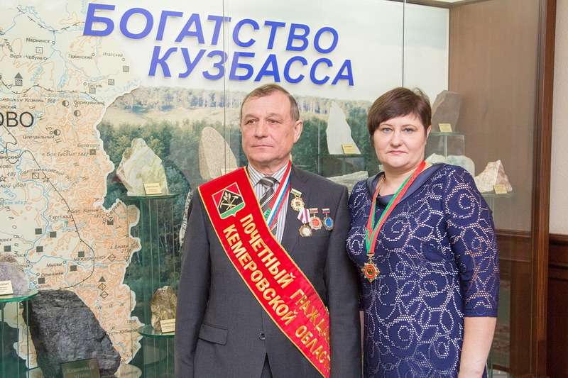 Аман Тулеев наградил работников ЖКХ высокими наградами в честь профессионального праздника