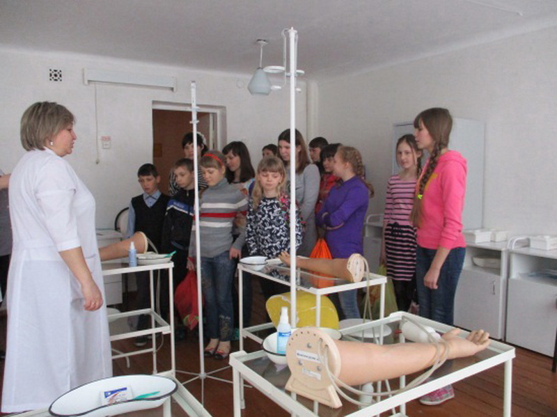 В Прокопьевске воспитанники центра «Алиса» побывали с экскурсией в филиале медколледжа