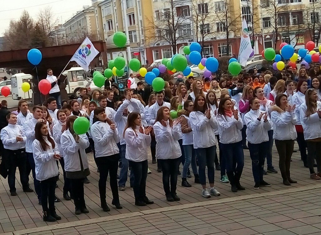 300 кузбассовцев приняли участие во флешмобе в честь предстоящего всемирного фестиваля молодежи и студентов