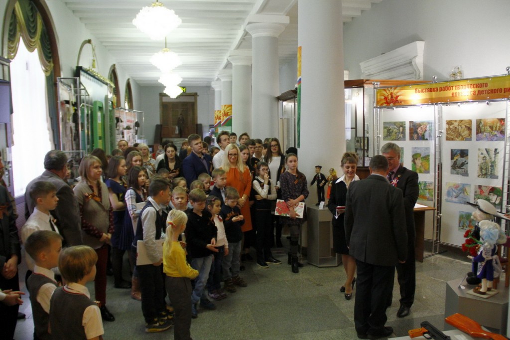 Передвижная выставка «Подвигом славны наши земляки» открылась в Кемерове к 9 Мая