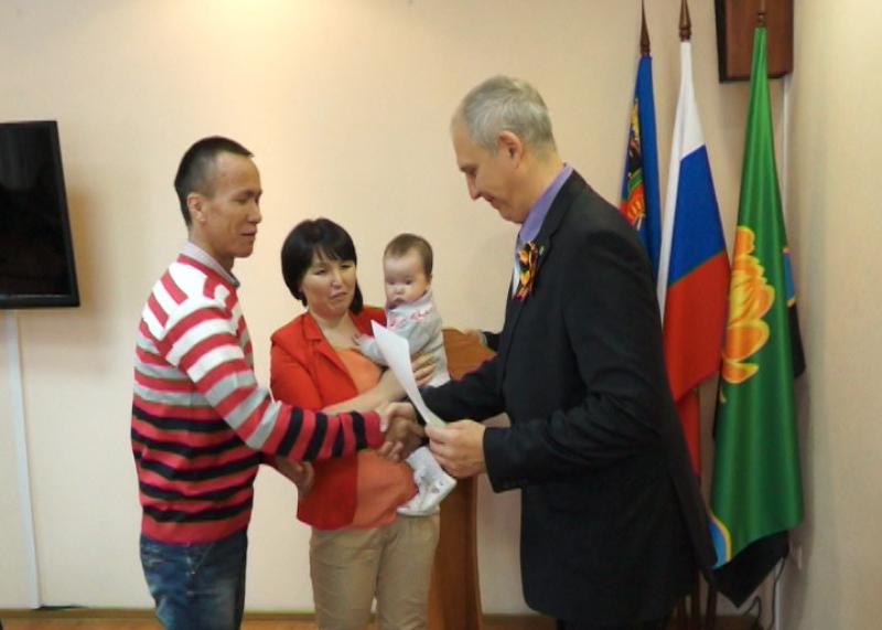 Семь молодых многодетных семей Мысков получили соцвыплату на новое жилье
