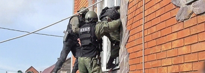 В Кемерово полицейские штурмом взяли дом наркоторговки