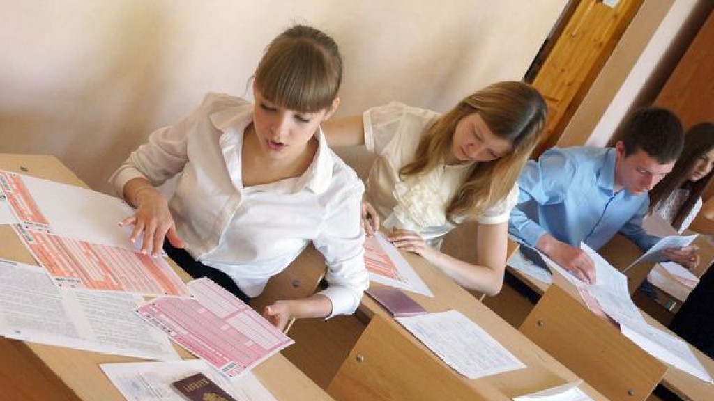 Кузбасские выпускники сдают единый государственный экзамен по математике (базовый уровень)