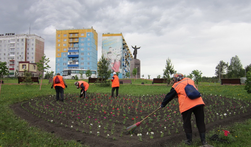 Службы благоустройства заканчивают оформление цветников в населенных пунктах Кузбасса