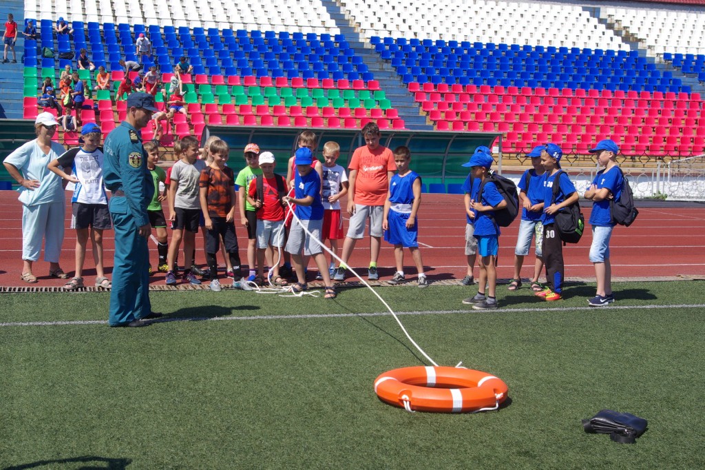 Учения для школьников по правилам поведения на воде прошли в Междуреченске
