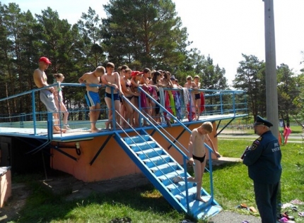 «Научись плавать» - кузбасские спасатели проводят занятия с детьми по безопасному поведению на воде