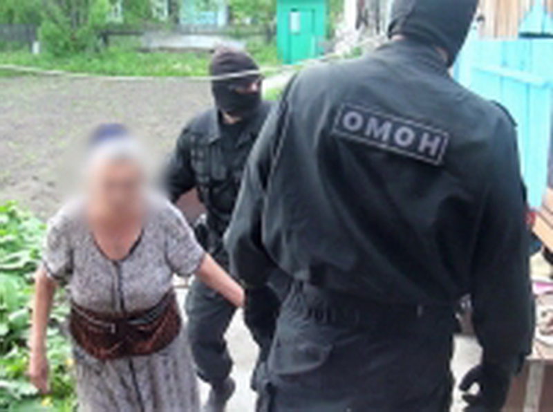 В Новокузнецке полицейские штурмом взяли дом наркосбытчицы