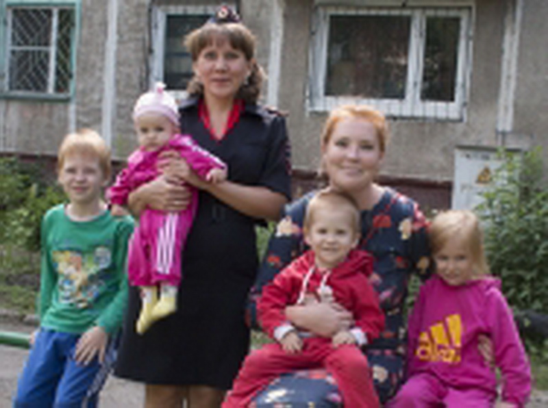В Кемерово сотрудница ПДН помогла эвакуировать из горящего дома четверых детей