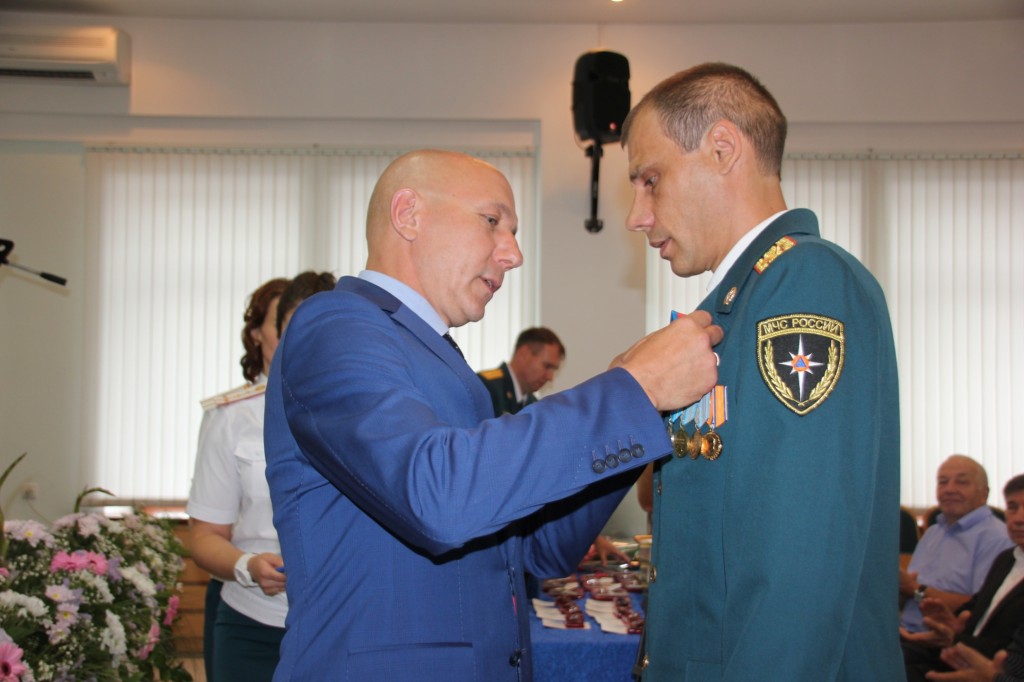 Ветераны и действующие сотрудники госпожнадзора получили награды в Кузбассе к 90-летию службы