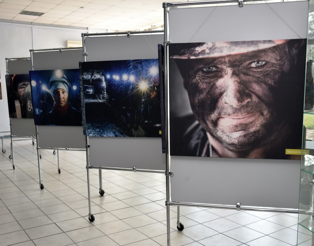 Передвижная фотовыставка к 70-летию Дня шахтера открылась в Белове